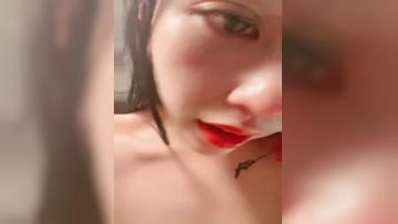 The goddess with a very high appearance shows her face and seduction throughout the whole process. She looks so slutty and spreads her pussy for the wolf friends to see the close-up. The props are inserted and climaxed repeatedly. There is a lot of lewdness and moaning, which can be shot. Episode 02