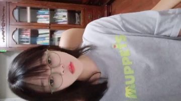 Dance girl Taozi has a perfect fat ass and is extremely tempting. She takes off her underwear and twists her big ass. She lifts her legs and exposes her vagina. She fingers and lifts her legs. Close-up of her riding on the pillow and rubbing