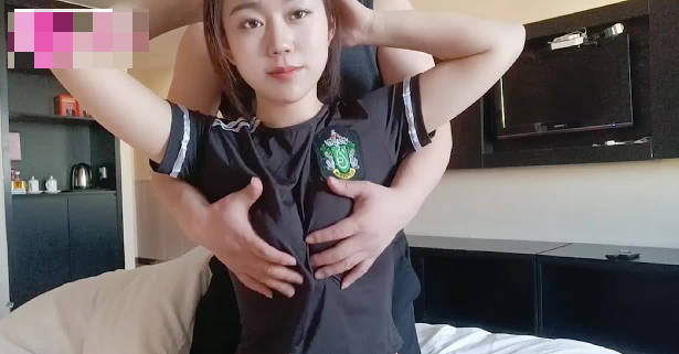 Lolita Club, massage technician clears the meridians for the rich woman
