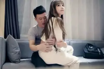 The guy was so lucky. He did it for half an hour straight. The girl was a goddess-level peripheral beauty, with big eyes, bangs, a pure face, and a pair of long beautiful legs.