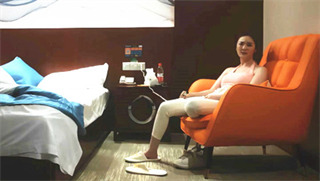 The tall and beautiful goddess with white skin and long legs released all the semen