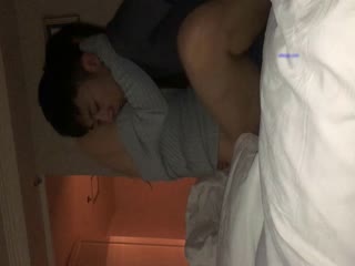 There is a lot of water below. Brother Dong and his model girlfriend have sex in the hotel. The big cock is inserted into the pussy. Close-up 1080P HD