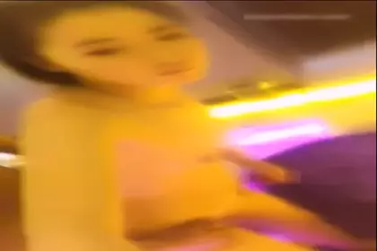 A 90s couple who knows how to enjoy themselves live broadcasted sex in a hotel room and went to the bathroom. I dropped my iPhone on the floor