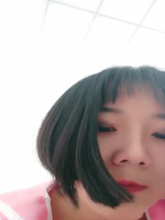A beautiful girl with short hair and a student uniform is tempting. She is having her period. The massager vibrates and the fat pussy is thrusted and moaning. It is very tempting. Don't miss it if you like it.