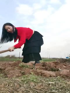 Sexy young woman in red [I want to find a one-night stand] likes to show off outdoors, hoeing the ground in the wild, exposing her big ass with a vibrator, and someone next to her masturbates in the car