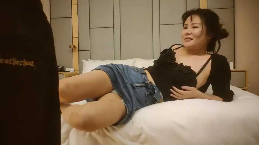 The lusty old lady didn't get fucked and continued to fuck for free