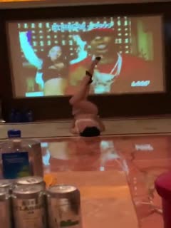 I went to KTV with some old classmates to watch models strip pole dancing. The guy in the vest who looks like Sicong was lucky to be sexually teased by the naked model.