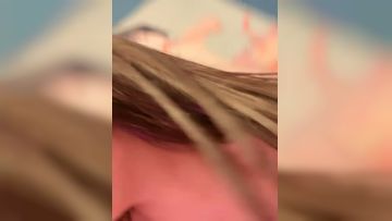 Internet celebrity face beauty on the bed is making a fuss. The goddess has a black stocking, long legs and a big ass, and spreads her pussy. Episode 02