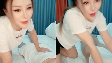 Sexy young woman shows her face to serve the big brother, she is good at not sticking to people, she puts essential oil on her breasts to give the big brother a chest massage, 69 blowjob with a big cock is so stimulating and looks so sexy, burst grass and cum