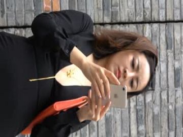 waited for a long time on the roadside and followed a beautiful girl with a model figure and fashionable clothes into the toilet to peek at her almost hairless pussy.