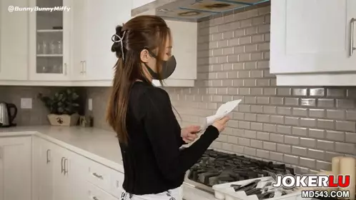 The delivery man raped the lonely young woman who was alone in the empty room - Miffy