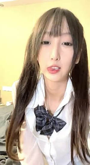 The girl with ponytails speaks in a coquettish way and takes off her black silk stockings halfway to flirt with her buttocks and pokes her big buttocks with her fingers. She rides and pant beautifully.