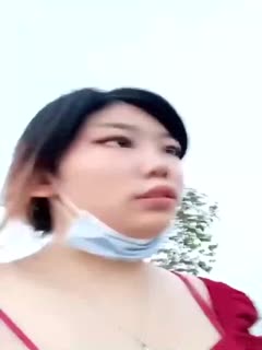 [Slutty girlfriend passionate outdoor] Showing her face throughout the whole process and having a passionate blowjob with the boy with a big dick. Lifting up the skirt to let the boy fuck her hard and cum on her big ass. Don't miss it