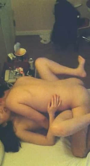 A pure-looking beautiful girl with glasses is lonely at home and she is seducing herself. She is naked and fingering her pussy. She is tilting her big ass and twisting her posture, which is very tempting.