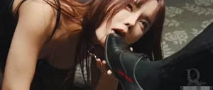 There is a teardrop mole, the best beautiful hole, red lips, sweet girl, seductive one-piece black fishnet stockings, slightly hairy fat hole, fingers rubbing clitoris vibrating egg
