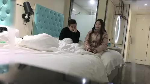 [Uncensored][Secretly filmed][Exploring] Xiaobao Xunhua made an appointment with two beautiful breasts and flower arms tonight for a threesome, two girls kissed and licked and fucked hard, taking turns to fuck~1