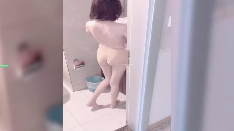 Xiao Jiang Shuying [Duo Yi] A bunch of sexy pubic hair licking the beautiful hole is a bit high in the suburbs car shock [show face]