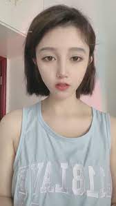 girl with a high-value internet celebrity face flirts with netizens on live broadcast, her three points are all exposed, her big tits are very pink, and her super pink butterfly pussy