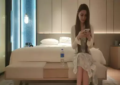 Plum blossom tattoo on chest! Lip studs, top goddess! Great figure, a pair of beautiful breasts, slightly hairy pink pussy, showing off her hips, extremely tempting