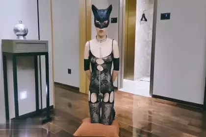Make an appointment with a very sexy old lover, the little sister likes to be licked, ride on the sofa, deep insertion, passionate and hard fucking, and have fun