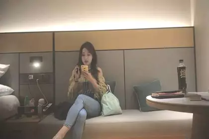 Long-legged, hip-shaped, white silk, hairless goddess AVOVE had a passionate sex with a boy late at night, holding his dick with her feet for oral sex, making obscene noises and thrusting without a condom, and then getting a close-up shot directly inside