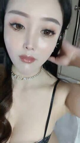 A beautiful girl with high appearance and vitality, took out her big tits and kneaded them, took off her panties with her round and plump buttocks, inserted her middle finger into her pink hole, and inserted a vibrator into her vagina to vibrate and cum.