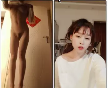 Today's first show, one-piece fishnet stockings, riding on a sex chair while giving a blowjob in various positions, the girl is so happy that she wants to pee