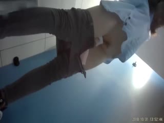 Baidu Cloud leaked a sports school beauty and two social youths had a 3P outdoor exposure on the street at night