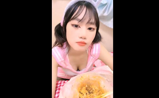 Second dimension, long legs, [Big White Rabbit Liu Yan], newcomer to the adult entertainment industry, school girl is pretty cute