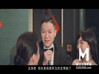 A beautiful young woman with good looks, glasses, sexy short skirt, sexy black stockings, sitting on a chair with an anal plug inserted into the anus, a vibrator plugged into the pussy, masturbating and squirting, very tempting, don't miss it if you like it [Uncoded Mandarin]