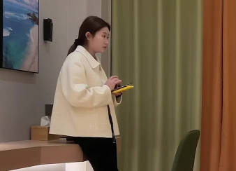 Xingba Original・Sanqian made an appointment with an 18-year-old good family student・She kept screaming in pain the moment she entered・Lao Wang