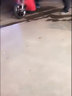 The dialogue is interesting. After failing to hook up with the boss of the supermarket in the middle of the night, the Guangdong anchor Xixi gave a hand job to the uncle on the motorcycle. The uncle touched the anchor's hairy pussy and felt very happy!