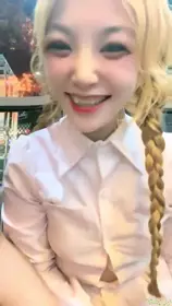 The blonde, big-eyed beauty took her friend to a restaurant for dinner. Halfway through the meal, she went to the bathroom to undress and seduce her friend into having sex in the bathroom!