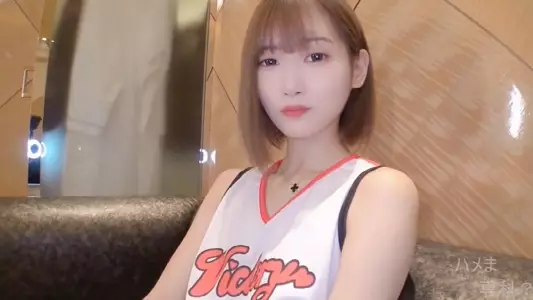 I found an amateur on the street wearing cheerleading clothes. She has no sexual experience and can't even make a sound. The uncle violently ejaculates in her shaved pussy.