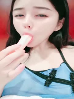 Twin sisters play with each other, grind tofu, pour fresh milk on the tender hole and lick it, eat bananas and various props to insert into the beautiful hole
