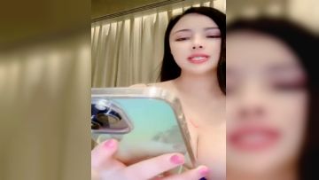 The best queen sister black silk high heels sexy lingerie full face show temptation live broadcast, interact with wolf friends to tease and listen to the command, the whole body essential oil rub milk play, hairless white tiger masturbation episode 03