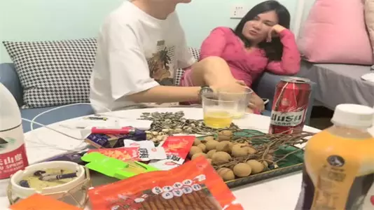 The ribs guy made an online appointment with a fat-butt girl to have a drink at home, and after three rounds of drinks, he took the opportunity to force himself on her...