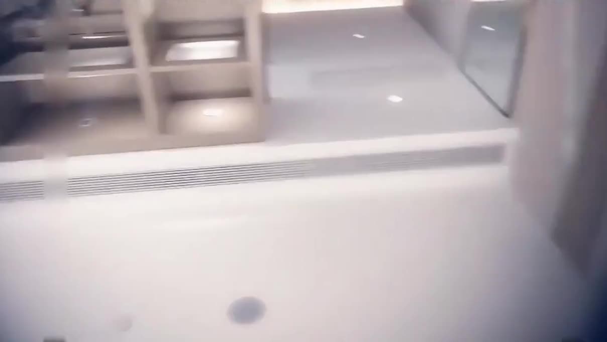 The fairy descended to earth, posing in front of the mirror_HD