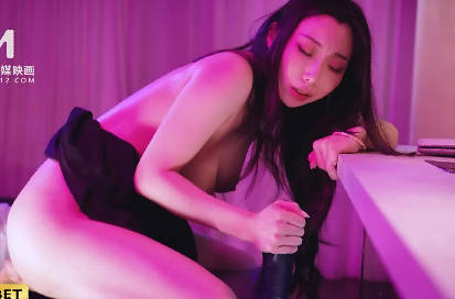 Madou Media Films.BLX-0063. Xia Qingzi. Mix a cup of drunken daughter. One wet foot becomes a thousand dicks
