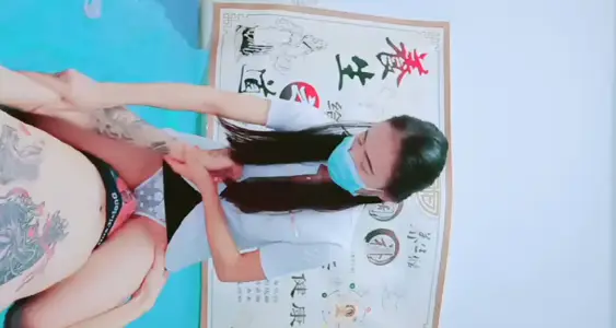 The young man hooked up with a massage technician for kidney therapy. His 18-cm big cock burst her little mouth and he took the initiative to thrust and moan. The young man hooked up with a massage technician for kidney therapy. His 18-cm big cock burst her little mouth and he took the initiative to thrust and moan.