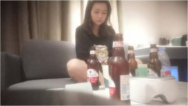 [Real surveillance video] A man masturbates in a shopping mall and ejaculates directly into a mature woman's wife