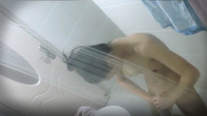 [candid photo of sister bathing] window gap candid photo of pure-looking sister washed with traditional Chinese medicine. I don't know if she has too much sex.