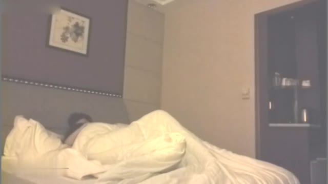 The beautiful young model and the company's on-site planner opened a room in the hotel, and the man tried his best to fuck her hard.