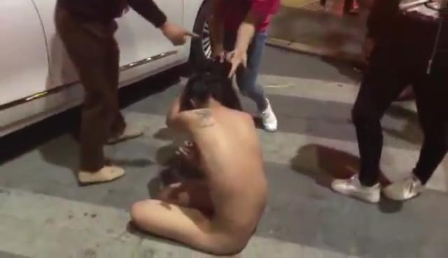 Violence to catch a small three! In the street to strip the small three clothes a beating! ..