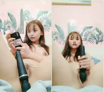 Petite girl Meng sister big black cow masturbates, close-up vibration head inserted moaning and panting, very tempting like not to miss.