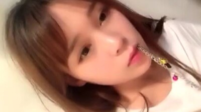 Kiki masturbates live.