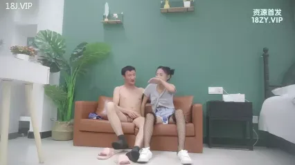 Beautiful girl is petite and lovely. Meng's sister can't stand asking for exercises on the sofa.