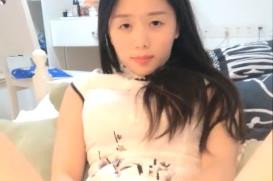 My sister is wearing a cheongsam and masturbating show.