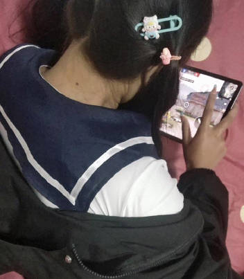 My daughter said that what she did with her boyfriend was to wear this white stocking, which made me very sexually eager.