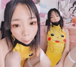Little Xianyun wears a Pikachu tights and licks her own dirty water.